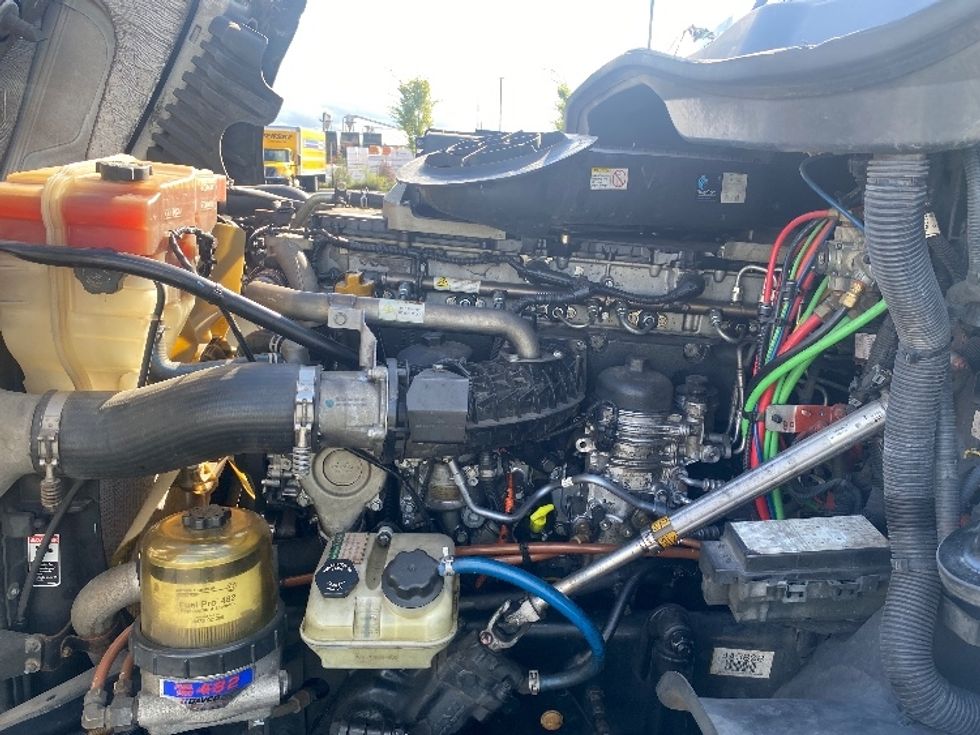 Day Cab Tractor-Heavy Duty Tractors-Freightliner-2017-Cascadia 12564ST-Everett-WA-581,471\n\t\tmiles-$ 34,000 - Image 15