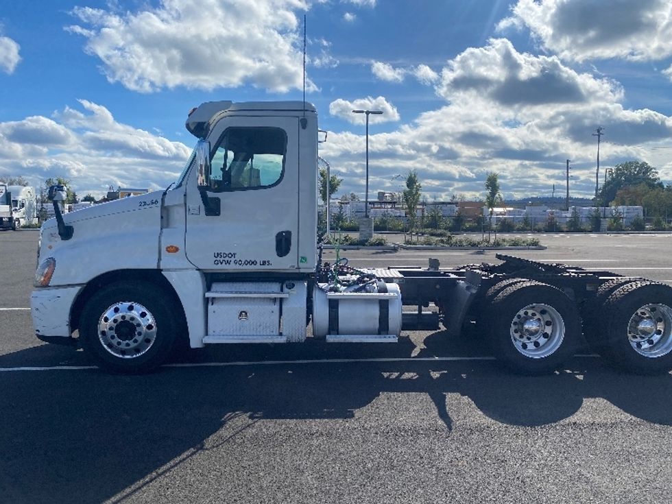 Day Cab Tractor-Heavy Duty Tractors-Freightliner-2017-Cascadia 12564ST-Everett-WA-581,471\n\t\tmiles-$ 34,000 - Image 4