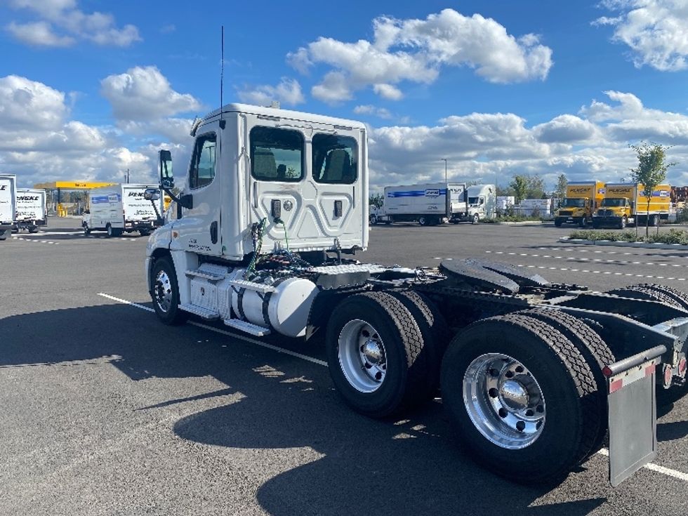 Day Cab Tractor-Heavy Duty Tractors-Freightliner-2017-Cascadia 12564ST-Everett-WA-581,471\n\t\tmiles-$ 34,000 - Image 5