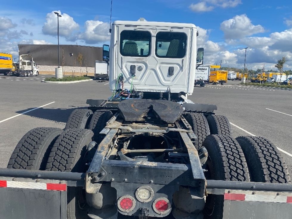 Day Cab Tractor-Heavy Duty Tractors-Freightliner-2017-Cascadia 12564ST-Everett-WA-581,471\n\t\tmiles-$ 34,000 - Image 6
