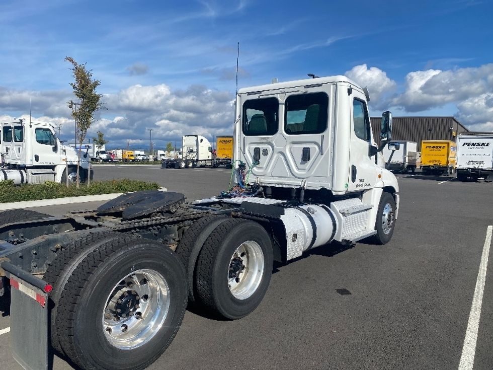 Day Cab Tractor-Heavy Duty Tractors-Freightliner-2017-Cascadia 12564ST-Everett-WA-581,471\n\t\tmiles-$ 34,000 - Image 7