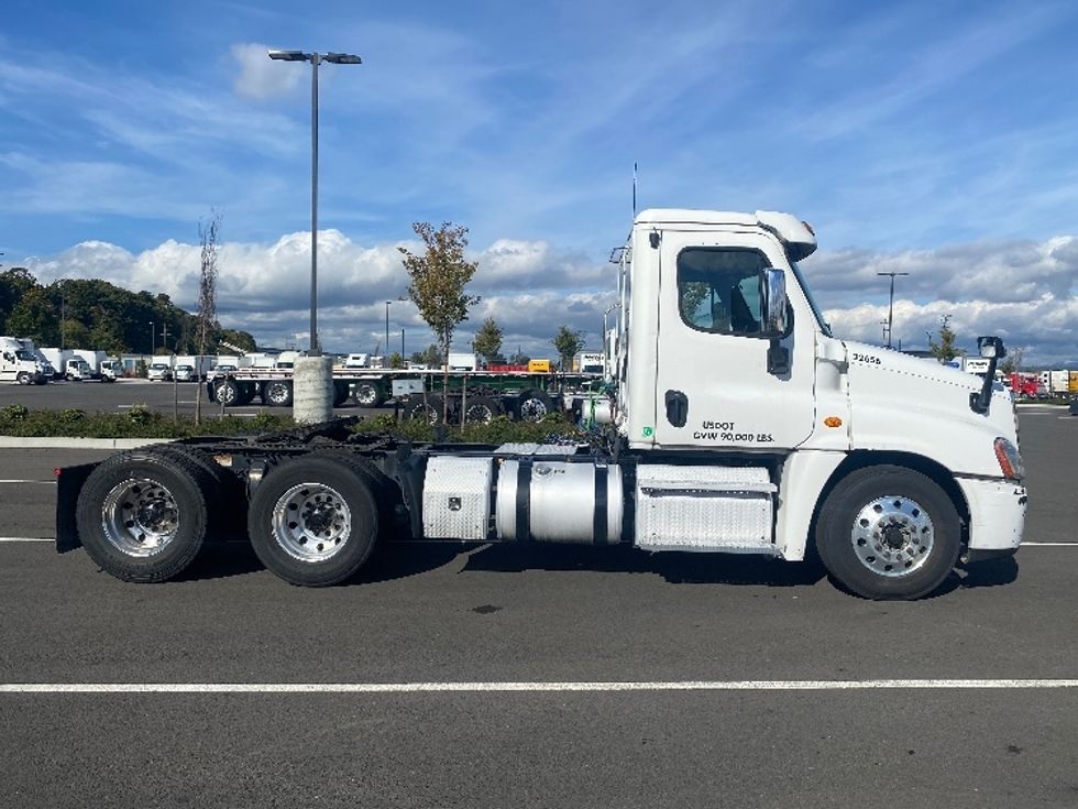 Day Cab Tractor-Heavy Duty Tractors-Freightliner-2017-Cascadia 12564ST-Everett-WA-581,471\n\t\tmiles-$ 34,000 - Image 8