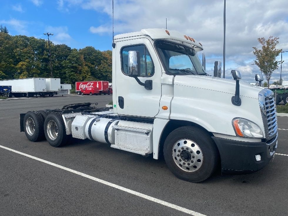 Day Cab Tractor-Heavy Duty Tractors-Freightliner-2017-Cascadia 12564ST-Everett-WA-628,448\n\t\tmiles-$ 28,750 - Image 1