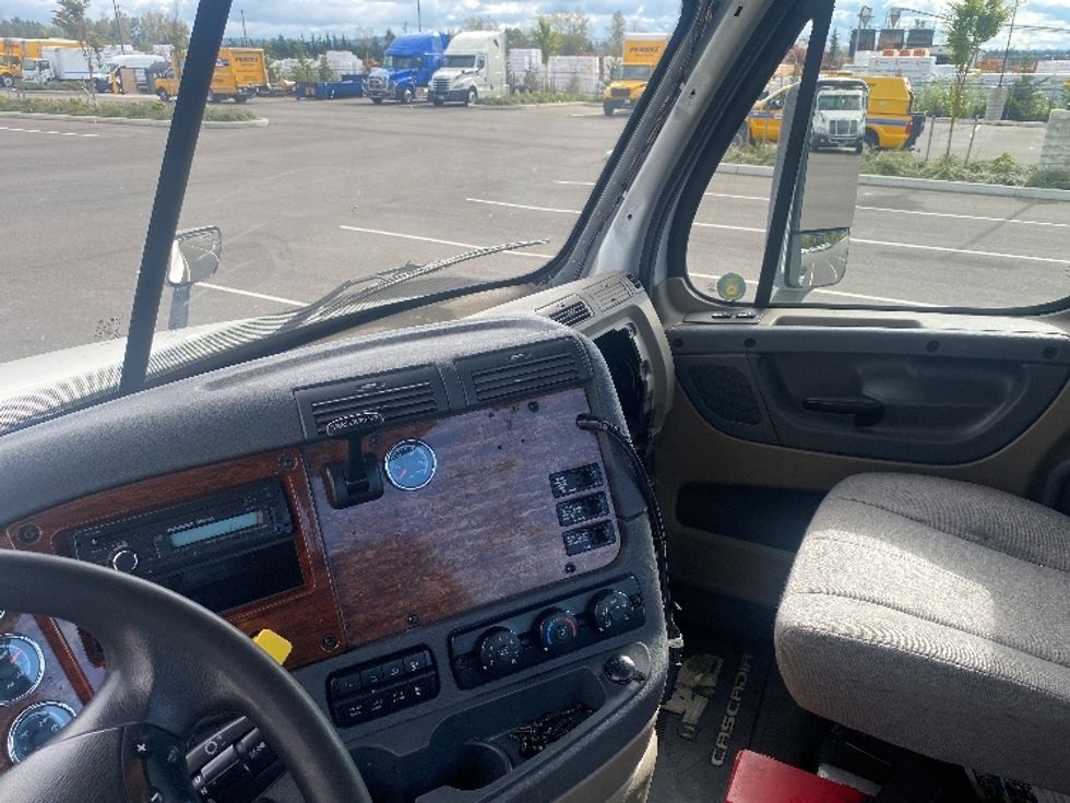 Day Cab Tractor-Heavy Duty Tractors-Freightliner-2017-Cascadia 12564ST-Everett-WA-628,448\n\t\tmiles-$ 28,750 - Image 10