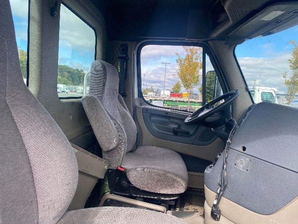 Day Cab Tractor-Heavy Duty Tractors-Freightliner-2017-Cascadia 12564ST-Everett-WA-628,448\n\t\tmiles-$ 28,750 - Image 14