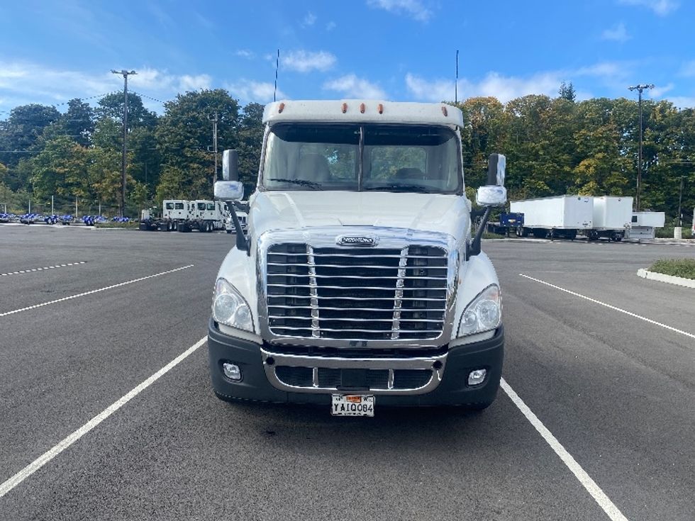 Day Cab Tractor-Heavy Duty Tractors-Freightliner-2017-Cascadia 12564ST-Everett-WA-628,448\n\t\tmiles-$ 28,750 - Image 2