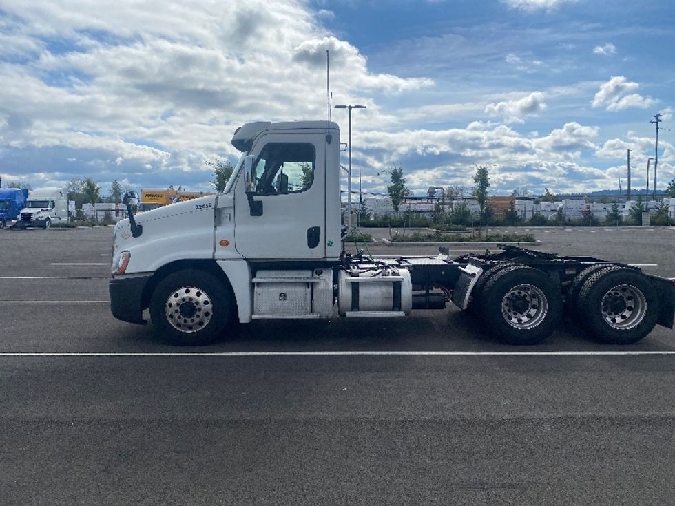 Day Cab Tractor-Heavy Duty Tractors-Freightliner-2017-Cascadia 12564ST-Everett-WA-628,448\n\t\tmiles-$ 28,750 - Image 4
