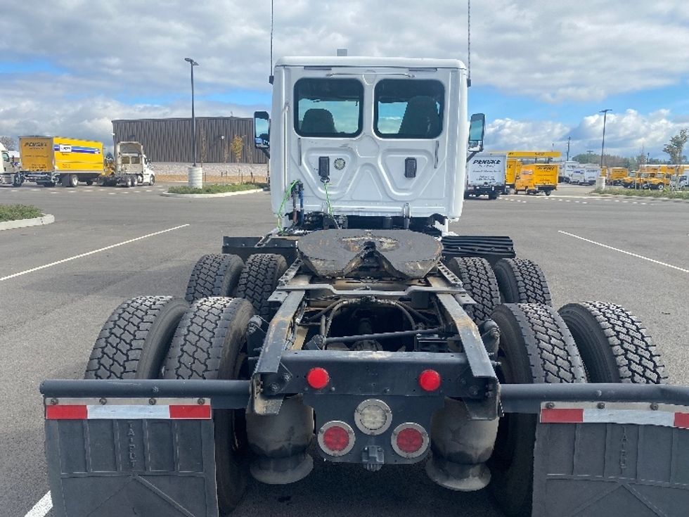 Day Cab Tractor-Heavy Duty Tractors-Freightliner-2017-Cascadia 12564ST-Everett-WA-628,448\n\t\tmiles-$ 28,750 - Image 6