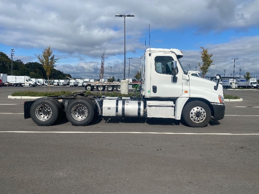 Day Cab Tractor-Heavy Duty Tractors-Freightliner-2017-Cascadia 12564ST-Everett-WA-628,448\n\t\tmiles-$ 28,750 - Image 8
