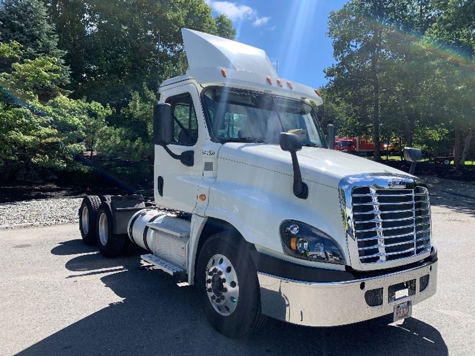 Day Cab Tractor-Heavy Duty Tractors-Freightliner-2017-Cascadia 12564ST-Fitchburg-MA-205,066\n\t\tmiles-$ 48,000 - Image 1