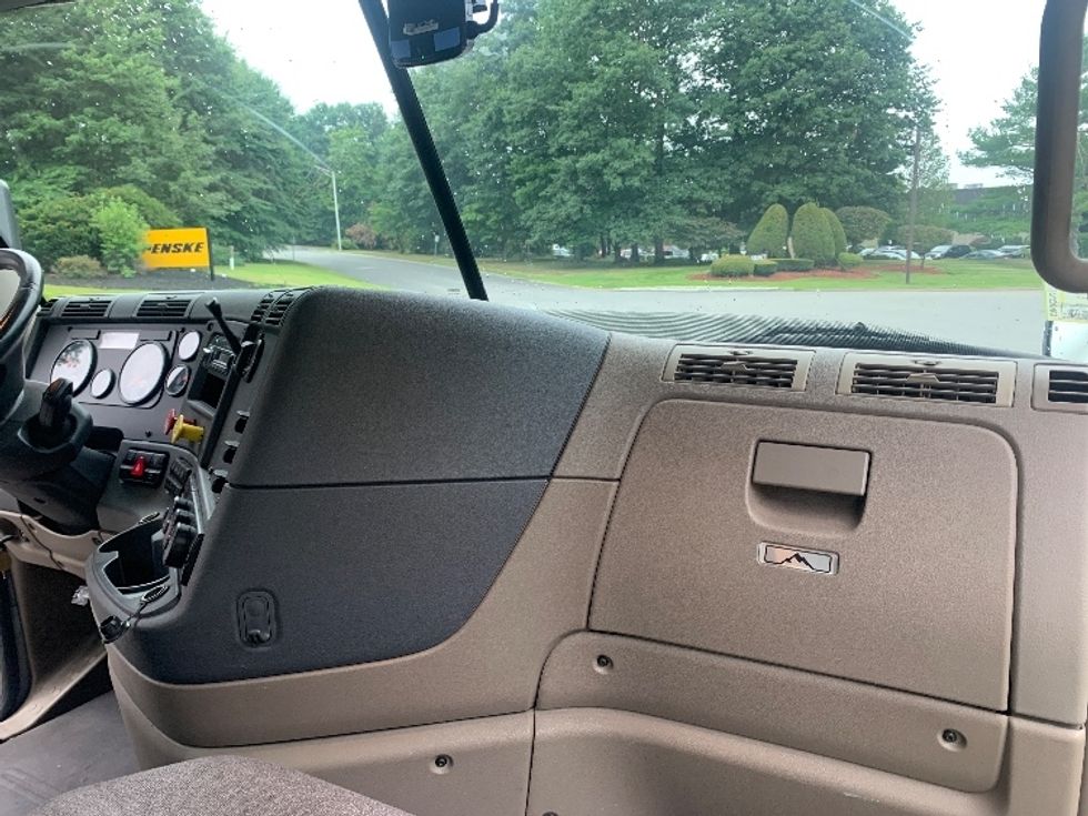 Day Cab Tractor-Heavy Duty Tractors-Freightliner-2017-Cascadia 12564ST-Fitchburg-MA-205,066\n\t\tmiles-$ 48,000 - Image 13