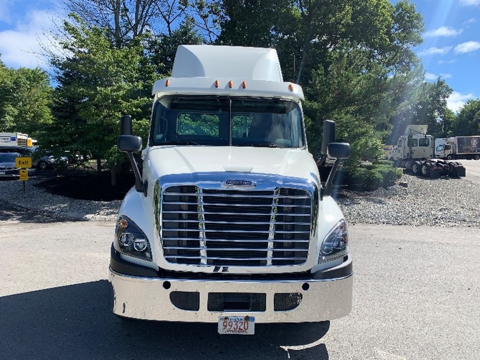 Day Cab Tractor-Heavy Duty Tractors-Freightliner-2017-Cascadia 12564ST-Fitchburg-MA-205,066\n\t\tmiles-$ 48,000 - Image 2