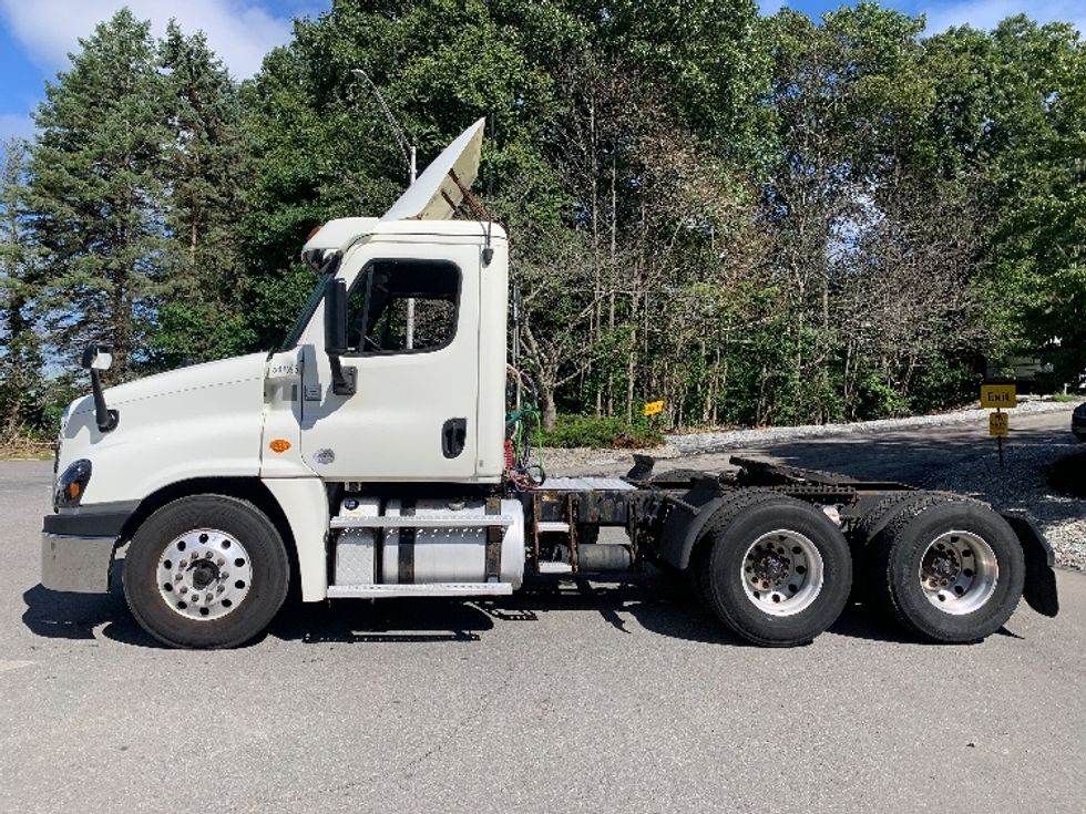 Day Cab Tractor-Heavy Duty Tractors-Freightliner-2017-Cascadia 12564ST-Fitchburg-MA-205,066\n\t\tmiles-$ 48,000 - Image 4