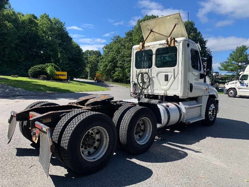 Day Cab Tractor-Heavy Duty Tractors-Freightliner-2017-Cascadia 12564ST-Fitchburg-MA-205,066\n\t\tmiles-$ 48,000 - Image 7