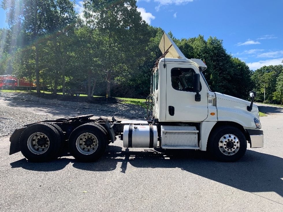Day Cab Tractor-Heavy Duty Tractors-Freightliner-2017-Cascadia 12564ST-Fitchburg-MA-205,066\n\t\tmiles-$ 48,000 - Image 8
