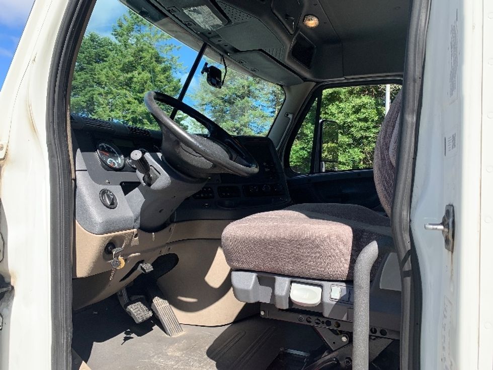 Day Cab Tractor-Heavy Duty Tractors-Freightliner-2017-Cascadia 12564ST-Fitchburg-MA-205,066\n\t\tmiles-$ 48,000 - Image 9