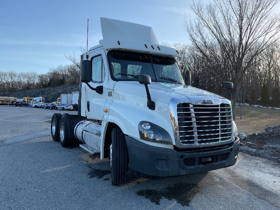 Day Cab Tractor-Heavy Duty Tractors-Freightliner-2017-Cascadia 12564ST-Fitchburg-MA-383,024\n\t\tmiles-$ 33,750 - Image 1