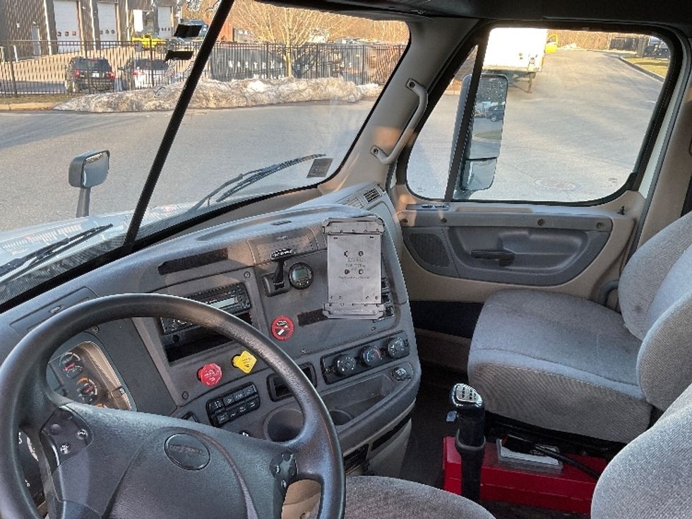 Day Cab Tractor-Heavy Duty Tractors-Freightliner-2017-Cascadia 12564ST-Fitchburg-MA-383,024\n\t\tmiles-$ 33,750 - Image 10