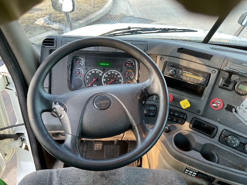 Day Cab Tractor-Heavy Duty Tractors-Freightliner-2017-Cascadia 12564ST-Fitchburg-MA-383,024\n\t\tmiles-$ 33,750 - Image 11
