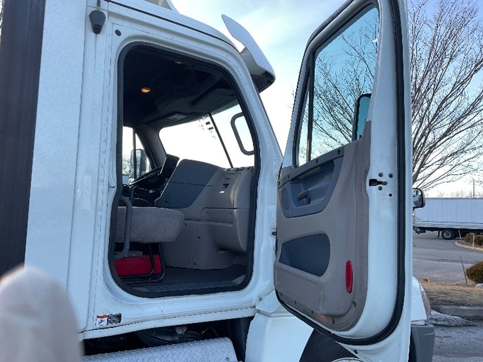 Day Cab Tractor-Heavy Duty Tractors-Freightliner-2017-Cascadia 12564ST-Fitchburg-MA-383,024\n\t\tmiles-$ 33,750 - Image 12