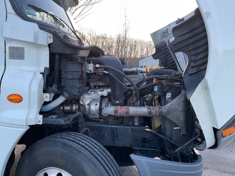 Day Cab Tractor-Heavy Duty Tractors-Freightliner-2017-Cascadia 12564ST-Fitchburg-MA-383,024\n\t\tmiles-$ 33,750 - Image 15