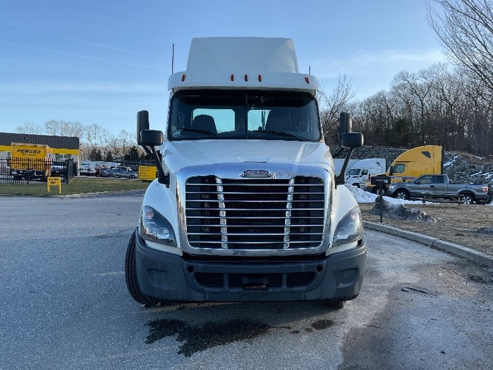 Day Cab Tractor-Heavy Duty Tractors-Freightliner-2017-Cascadia 12564ST-Fitchburg-MA-383,024\n\t\tmiles-$ 33,750 - Image 2
