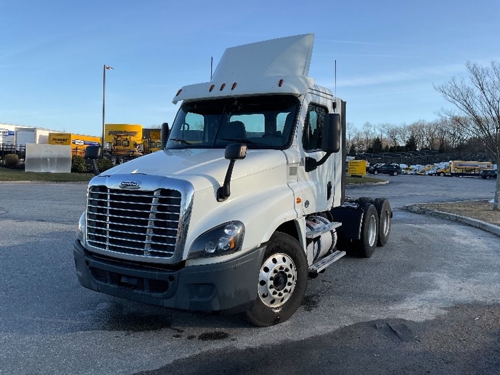 Day Cab Tractor-Heavy Duty Tractors-Freightliner-2017-Cascadia 12564ST-Fitchburg-MA-383,024\n\t\tmiles-$ 33,750 - Image 3