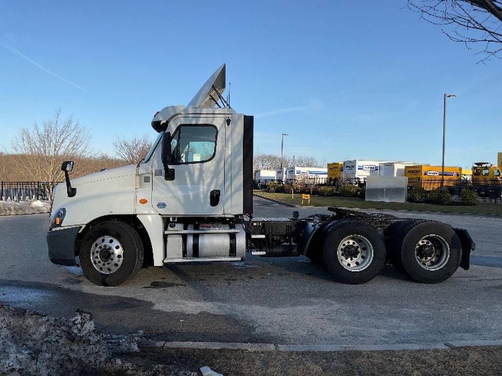 Day Cab Tractor-Heavy Duty Tractors-Freightliner-2017-Cascadia 12564ST-Fitchburg-MA-383,024\n\t\tmiles-$ 33,750 - Image 4
