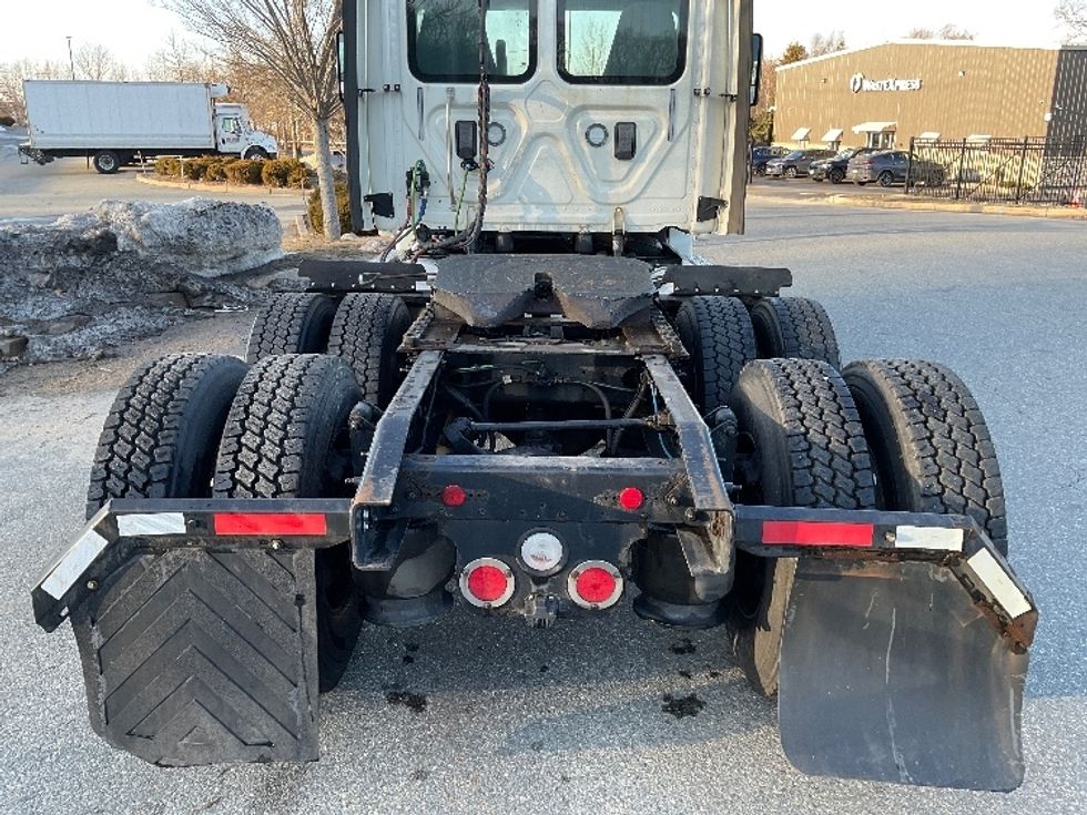 Day Cab Tractor-Heavy Duty Tractors-Freightliner-2017-Cascadia 12564ST-Fitchburg-MA-383,024\n\t\tmiles-$ 33,750 - Image 6