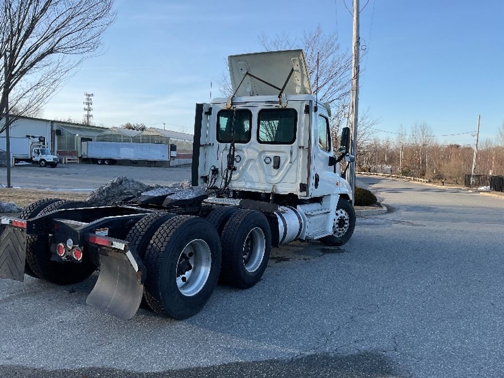 Day Cab Tractor-Heavy Duty Tractors-Freightliner-2017-Cascadia 12564ST-Fitchburg-MA-383,024\n\t\tmiles-$ 33,750 - Image 7