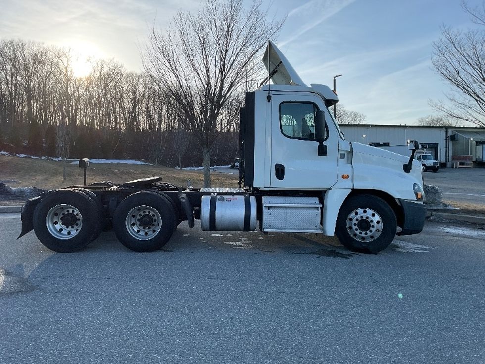 Day Cab Tractor-Heavy Duty Tractors-Freightliner-2017-Cascadia 12564ST-Fitchburg-MA-383,024\n\t\tmiles-$ 33,750 - Image 8
