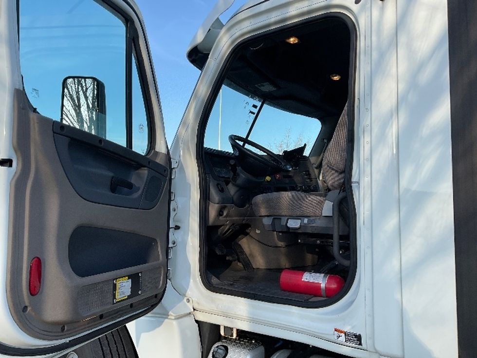 Day Cab Tractor-Heavy Duty Tractors-Freightliner-2017-Cascadia 12564ST-Fitchburg-MA-383,024\n\t\tmiles-$ 33,750 - Image 9