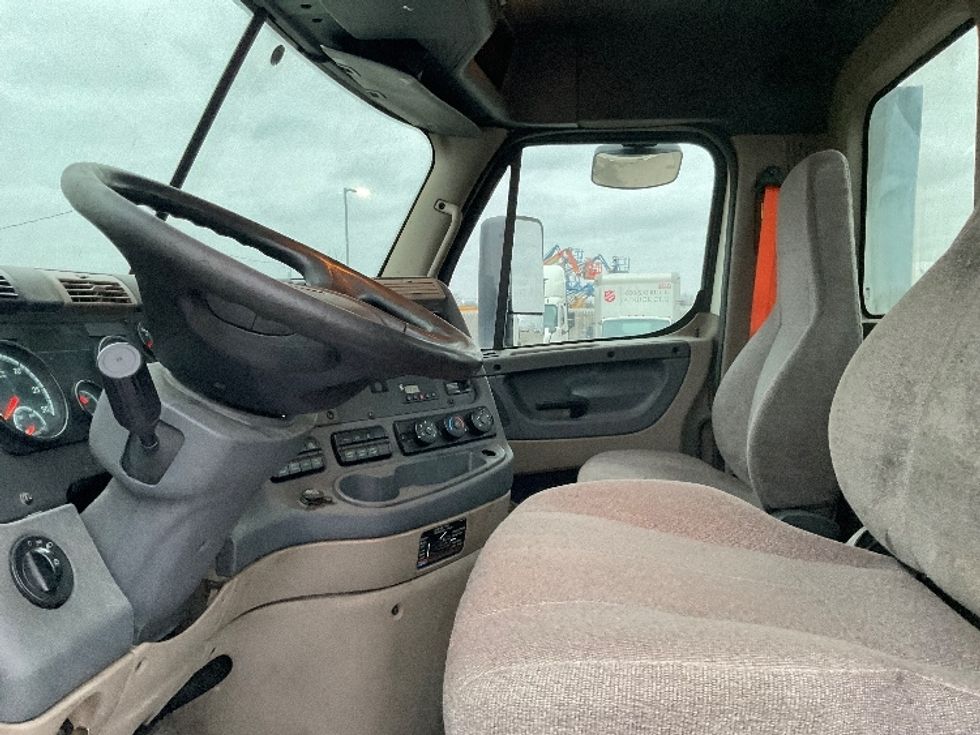 Day Cab Tractor-Heavy Duty Tractors-Freightliner-2017-Cascadia 12564ST-Flint-MI-734,514\n\t\tmiles-$ 23,000 - Image 10