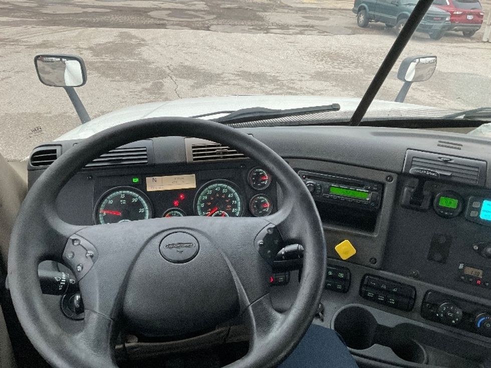 Day Cab Tractor-Heavy Duty Tractors-Freightliner-2017-Cascadia 12564ST-Flint-MI-734,514\n\t\tmiles-$ 23,000 - Image 11