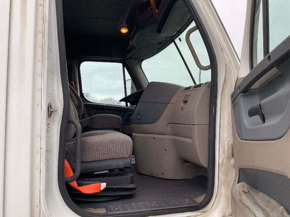 Day Cab Tractor-Heavy Duty Tractors-Freightliner-2017-Cascadia 12564ST-Flint-MI-734,514\n\t\tmiles-$ 23,000 - Image 12