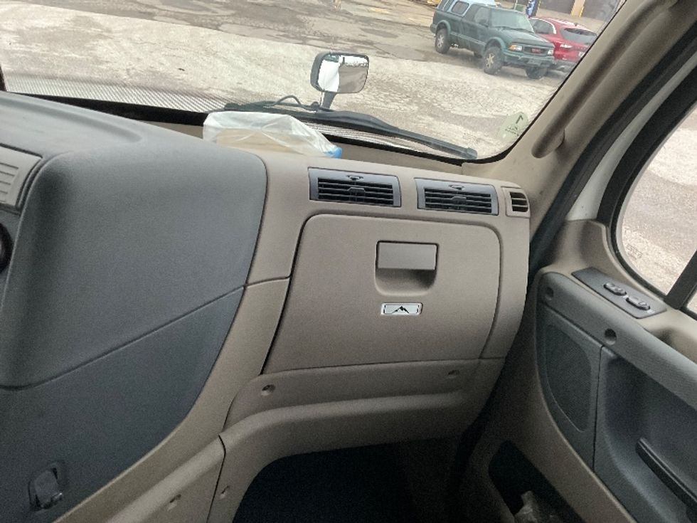 Day Cab Tractor-Heavy Duty Tractors-Freightliner-2017-Cascadia 12564ST-Flint-MI-734,514\n\t\tmiles-$ 23,000 - Image 13