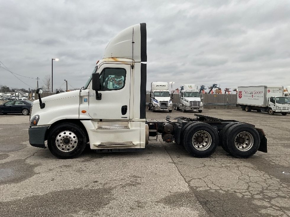 Day Cab Tractor-Heavy Duty Tractors-Freightliner-2017-Cascadia 12564ST-Flint-MI-734,514\n\t\tmiles-$ 23,000 - Image 4