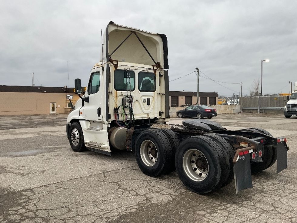 Day Cab Tractor-Heavy Duty Tractors-Freightliner-2017-Cascadia 12564ST-Flint-MI-734,514\n\t\tmiles-$ 23,000 - Image 5