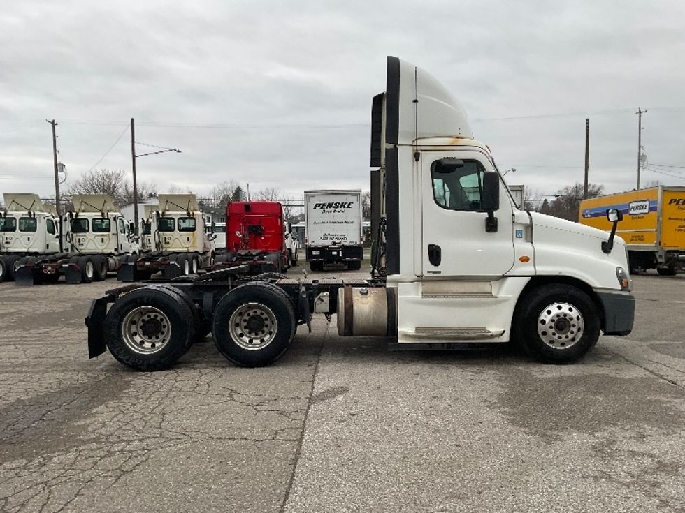 Day Cab Tractor-Heavy Duty Tractors-Freightliner-2017-Cascadia 12564ST-Flint-MI-734,514\n\t\tmiles-$ 23,000 - Image 8