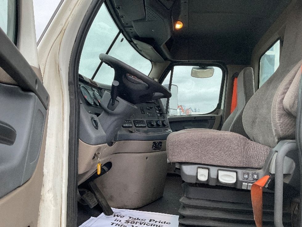 Day Cab Tractor-Heavy Duty Tractors-Freightliner-2017-Cascadia 12564ST-Flint-MI-734,514\n\t\tmiles-$ 23,000 - Image 9