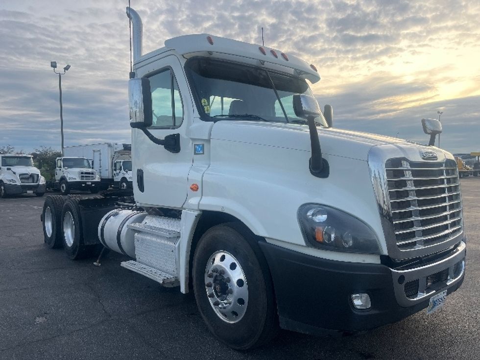 Day Cab Tractor-Heavy Duty Tractors-Freightliner-2017-Cascadia 12564ST-Fresno-CA-403,126\n\t\tmiles-$ 35,750 - Image 1