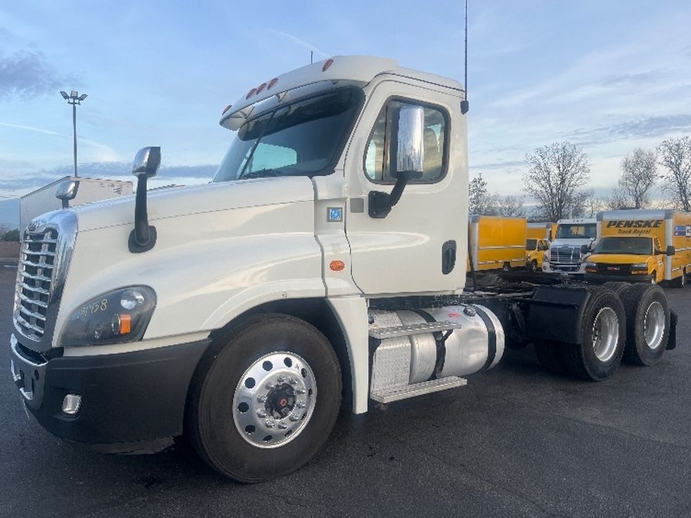 Day Cab Tractor-Heavy Duty Tractors-Freightliner-2017-Cascadia 12564ST-Fresno-CA-403,126\n\t\tmiles-$ 35,750 - Image 3