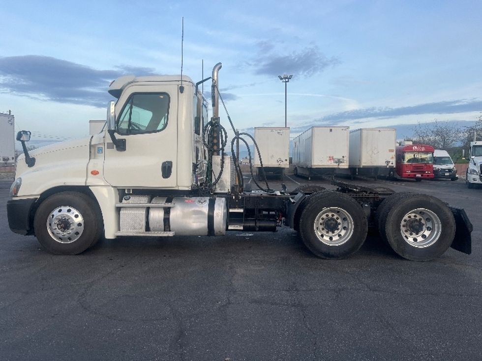Day Cab Tractor-Heavy Duty Tractors-Freightliner-2017-Cascadia 12564ST-Fresno-CA-403,126\n\t\tmiles-$ 35,750 - Image 4