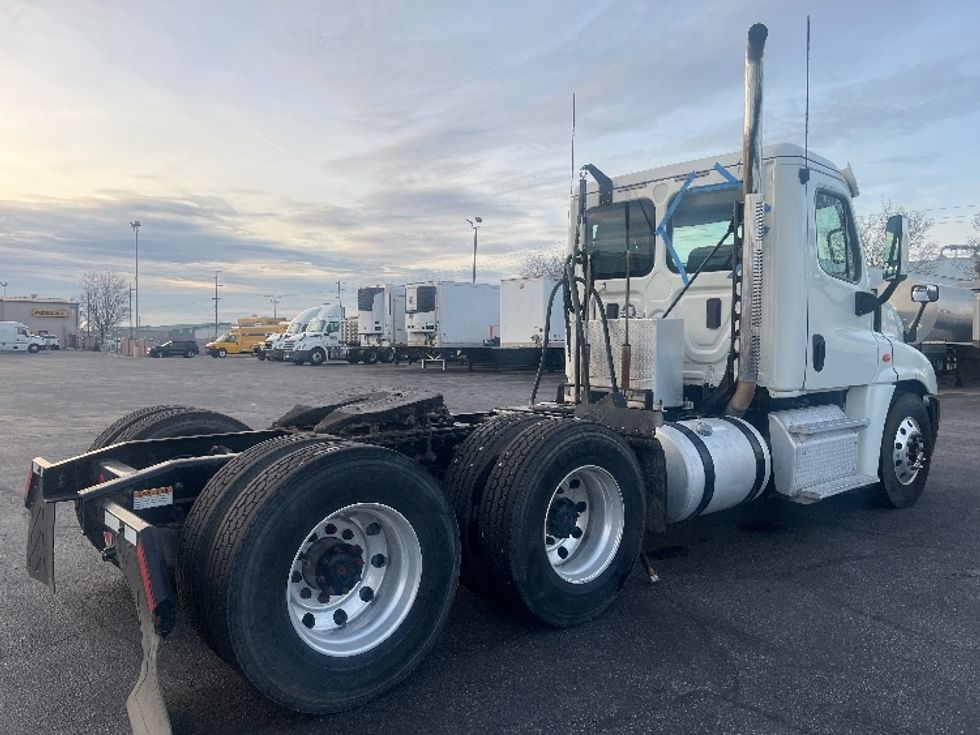 Day Cab Tractor-Heavy Duty Tractors-Freightliner-2017-Cascadia 12564ST-Fresno-CA-403,126\n\t\tmiles-$ 35,750 - Image 7