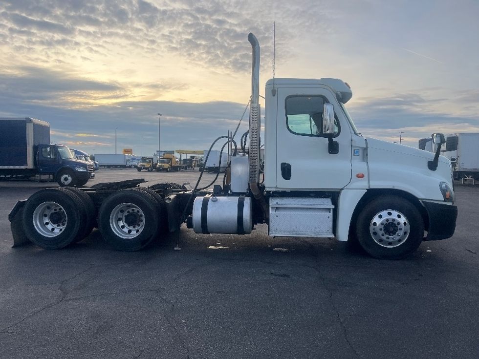 Day Cab Tractor-Heavy Duty Tractors-Freightliner-2017-Cascadia 12564ST-Fresno-CA-403,126\n\t\tmiles-$ 35,750 - Image 8