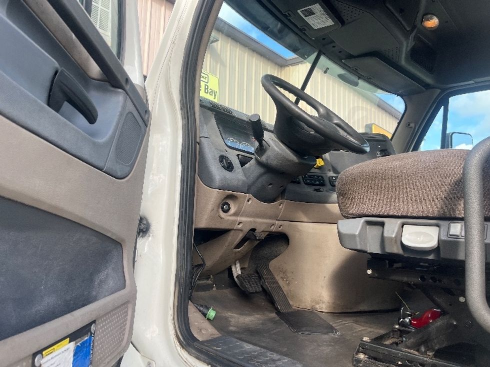 Day Cab Tractor-Heavy Duty Tractors-Freightliner-2017-Cascadia 12564ST-Fresno-CA-403,126\n\t\tmiles-$ 35,750 - Image 9