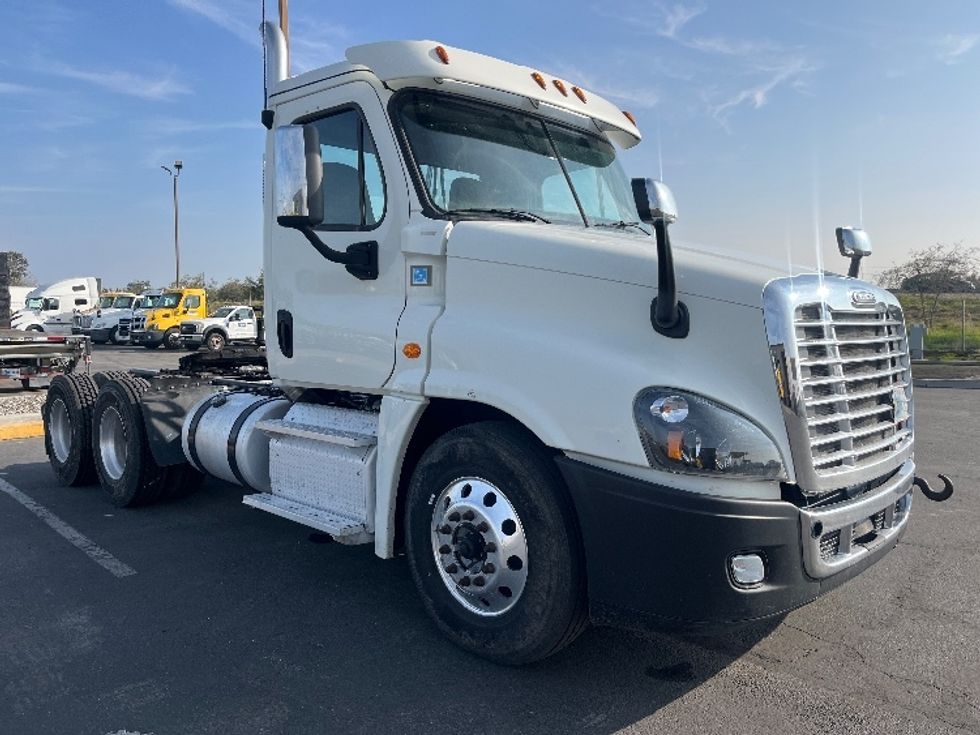Day Cab Tractor-Heavy Duty Tractors-Freightliner-2017-Cascadia 12564ST-Fresno-CA-567,027\n\t\tmiles-$ 31,000 - Image 1