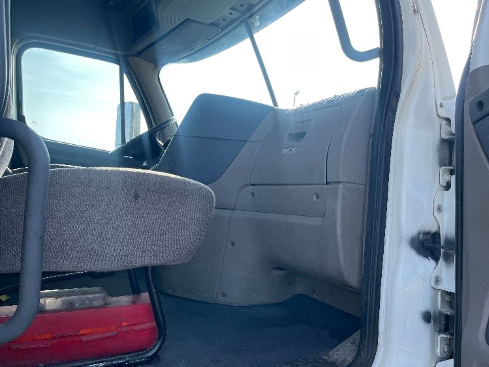 Day Cab Tractor-Heavy Duty Tractors-Freightliner-2017-Cascadia 12564ST-Fresno-CA-567,027\n\t\tmiles-$ 31,000 - Image 12