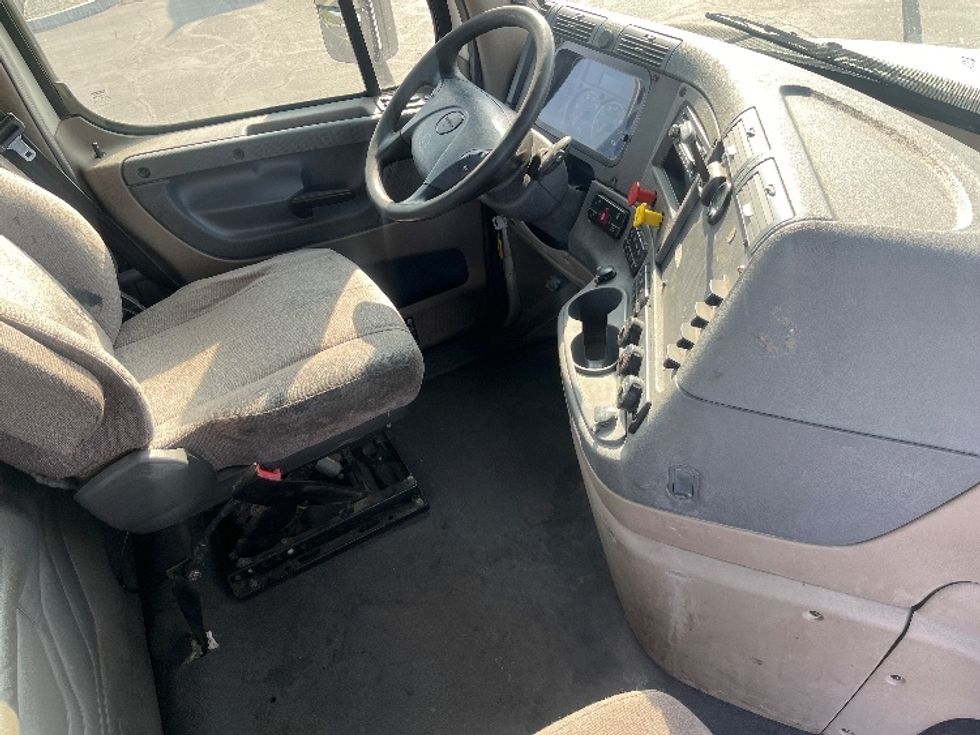 Day Cab Tractor-Heavy Duty Tractors-Freightliner-2017-Cascadia 12564ST-Fresno-CA-567,027\n\t\tmiles-$ 31,000 - Image 14