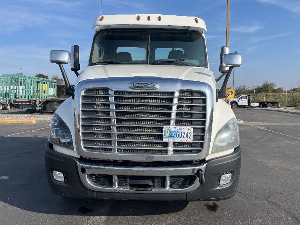 Day Cab Tractor-Heavy Duty Tractors-Freightliner-2017-Cascadia 12564ST-Fresno-CA-567,027\n\t\tmiles-$ 31,000 - Image 2